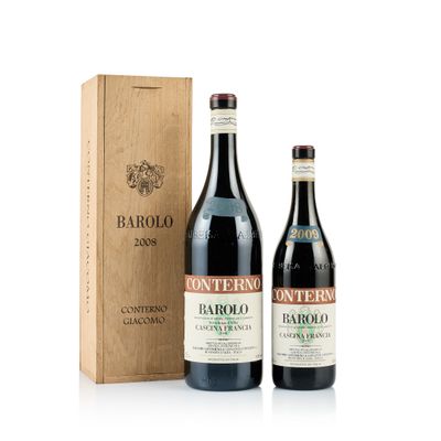 deux bouteilles de vin devant une caisse en bois