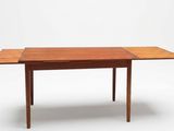 une image représentant une table en bois sur laquelle sont posées deux feuilles