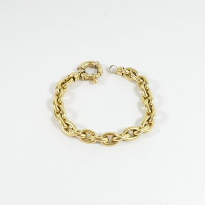 un bracelet en chaîne d'or muni d'un fermoir