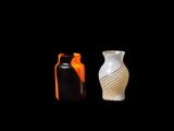 deux vases assis l'un à côté de l'autre sur fond noir