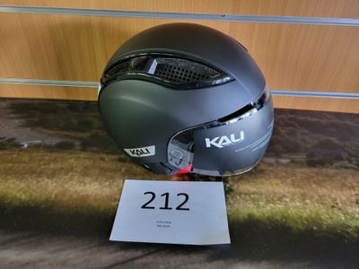 un casque posé par terre à côté d'un panneau