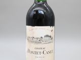 gros plan d'une bouteille de vin sur une table