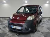 une petite camionnette rouge garée sur un sol à damier