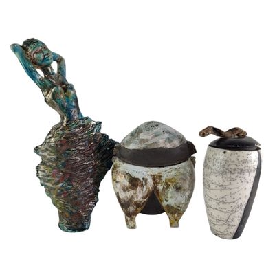 trois vases placés les uns à côté des autres sur un fond blanc