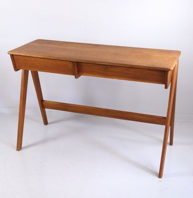 l'image d'un bureau en bois avec un tiroir en dessous