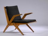 une image représentant une chaise noire avec une structure en bois sur fond blanc