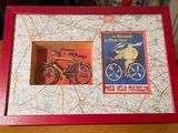 une photo d'une photo représentant un vélo et une carte