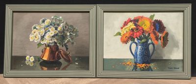 deux tableaux représentant des fleurs dans un vase et un vase contenant des fleurs