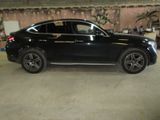 la photo d'une voiture noire garée dans un garage