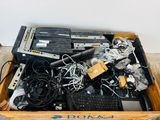 une caisse en bois remplie de matériel électronique posée par terre