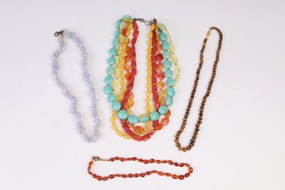 de nombreux colliers et bracelets disposés sur une table