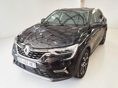 l'avant d'une voiture noire est garé dans une pièce blanche