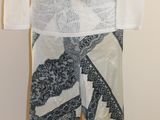 une chemise blanche et un pantalon noir sur un présentoir pour mannequin