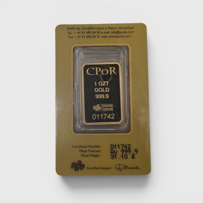 un lingot d'or dans son emballage, posé sur une surface blanche