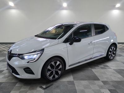 une voiture blanche est garée sur le sol à carreaux d'un garage