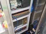 une armoire métallique contenant des câbles et du matériel électrique