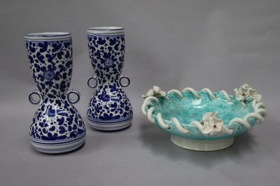 deux vases et un bol posés sur une table