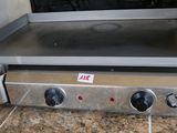 une plaque de cuisson à deux feux dans une cuisine