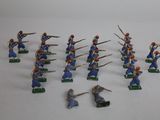 Les petits soldats portent des uniformes bleus et tiennent des lances