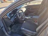 l'intérieur d'une voiture avec la porte ouverte et le siège du conducteur abaissé