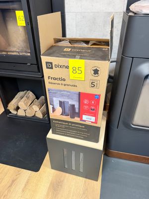 une caisse en bois à côté d'une pile de poêles