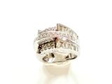 une image d'une bague en diamant sur fond blanc