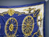 une écharpe bleue et blanche ornée de motifs dorés