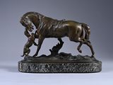 statue en bronze représentant un cheval et un chien, posée sur un socle en marbre