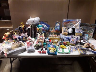 Important lot de jouets divers playmobil, skylanders, disney… - Photo 1