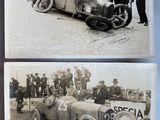 deux vieilles photos en noir et blanc représentant une voiture de course et un groupe d'hommes