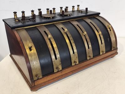 une machine noire et dorée posée sur une table