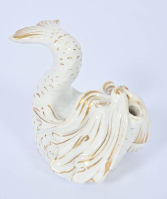 figurine en céramique blanche représentant un oiseau sur fond blanc