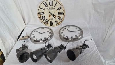Lot d'horloges et spots