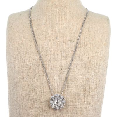 gros plan d'un collier sur un mannequin mannequin mannequin mannequin mannequin mannequin mannequin mannequin mannequin