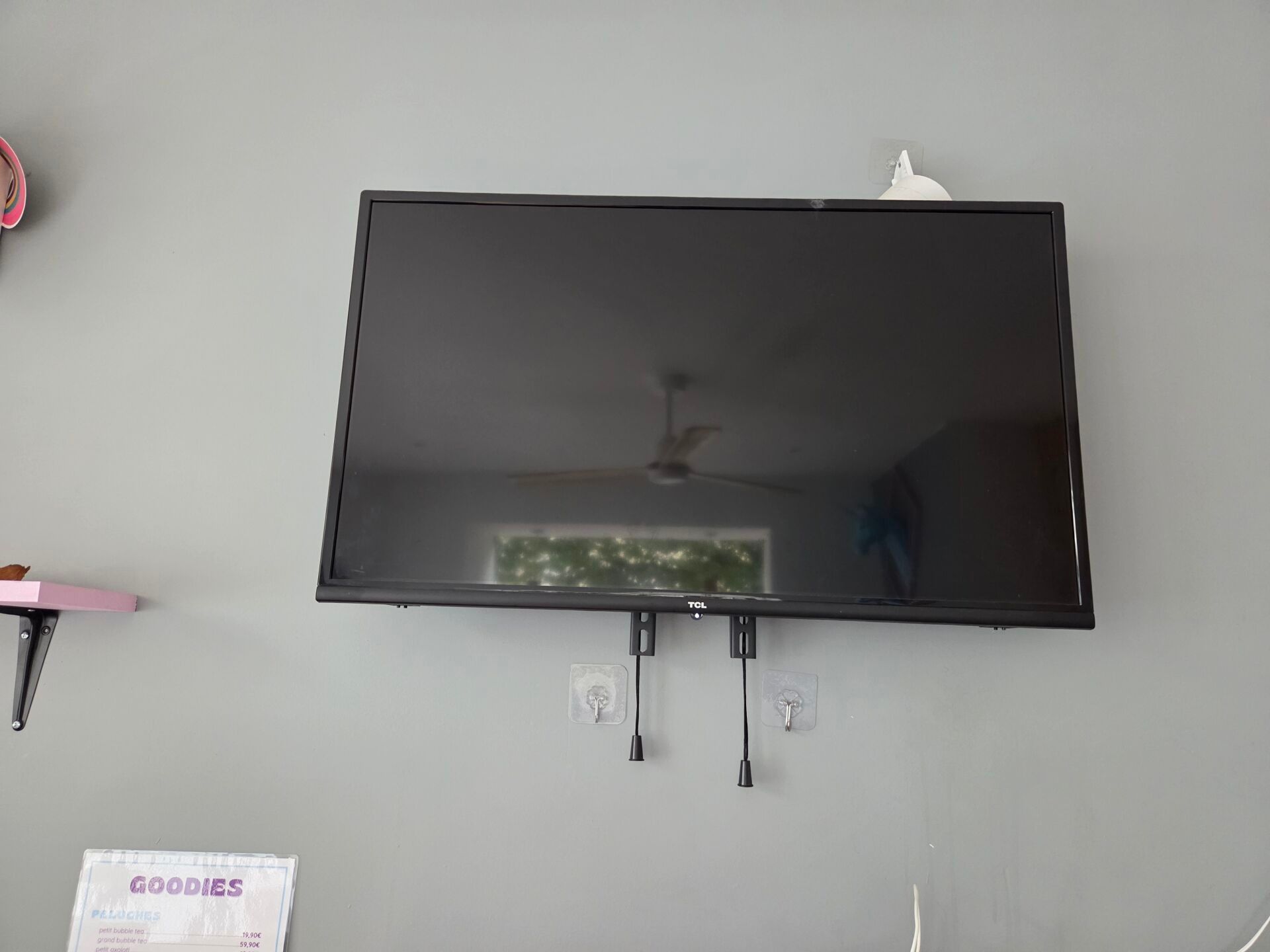 1 écran plat TCL 80cm