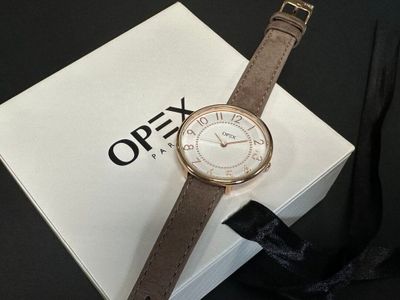 une photo d'une montre-bracelet posée sur une boîte