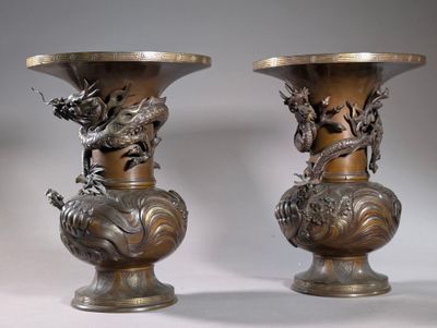 deux vases ornés de têtes de dragon