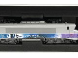 une photo d'un train miniature dans une boîte noire