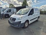 une camionnette blanche garée dans un parking
