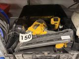 une photo d'une étagère avec des outils et des outils