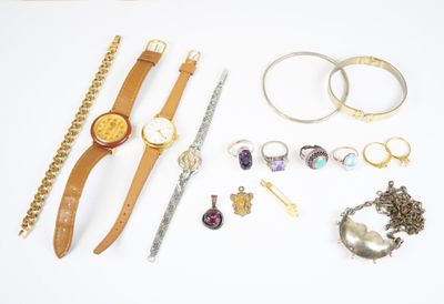 plusieurs types de bijoux différents sur une surface blanche