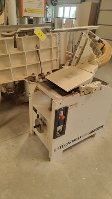 une machine qui se trouve à l'intérieur d'un bâtiment
