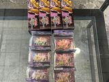 Plusieurs paquets de cartes Pokémon sont exposés dans une vitrine.