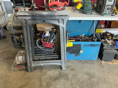 un établi contenant beaucoup d'outils