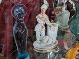 de nombreux vases en verre exposés dans une vitrine