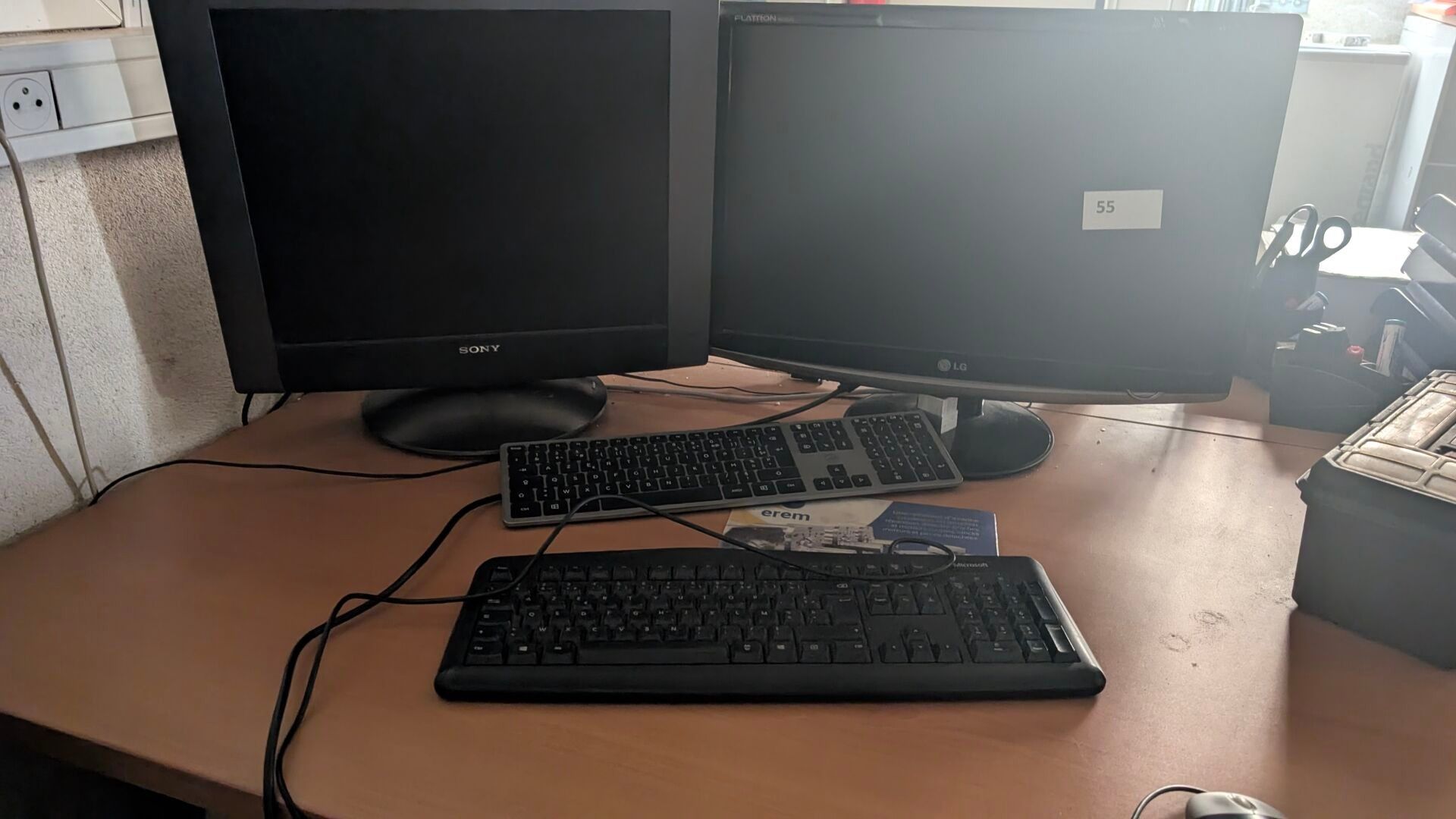 Dans le premier bureau :
