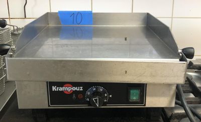 une image d'une friteuse commerciale dans une cuisine commerciale