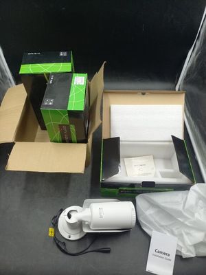 une boîte de papier toilette et une boîte de papier toilette par terre