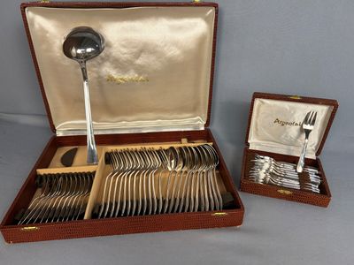 une boîte contenant un service d'argenterie