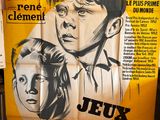 une vieille affiche de cinéma représentant un homme et une femme sur fond jaune